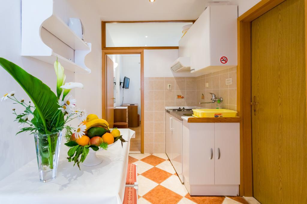 Apartments Slavica Pomena Exterior photo