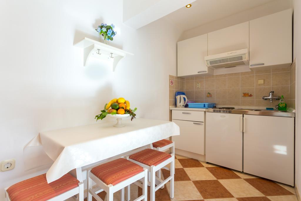 Apartments Slavica Pomena Exterior photo
