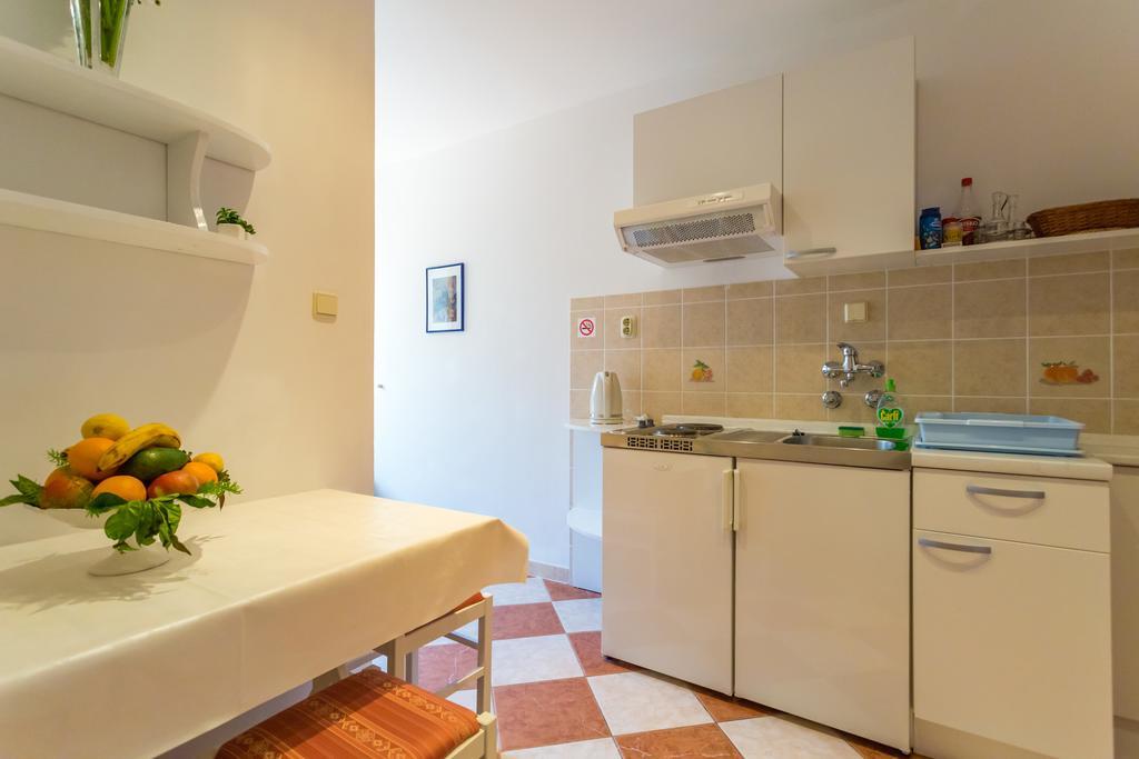 Apartments Slavica Pomena Exterior photo